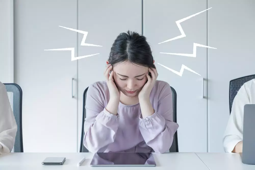 重度の肩こりレベル3で頭痛もある女性