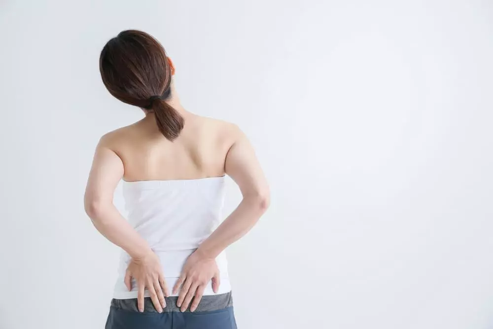 中度の腰痛レベル2に悩む女性