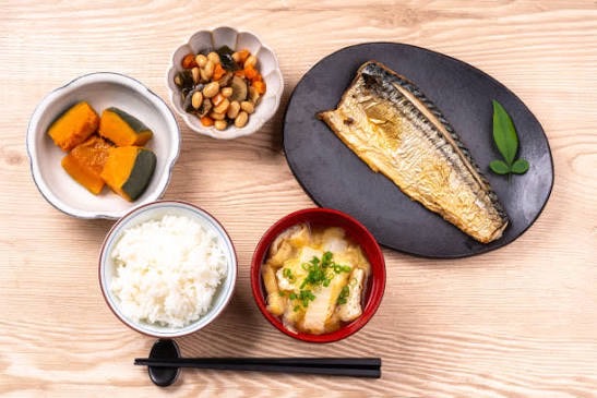 主食・主菜・副菜を組み合わせたバランスの良い食事