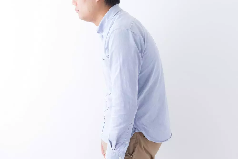 猫背姿勢が肩こりの原因になる例