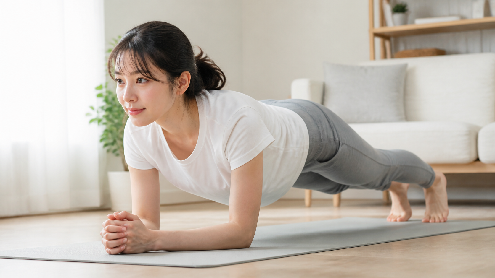 安全なフォームでプランクを行う日本人女性のイメージ