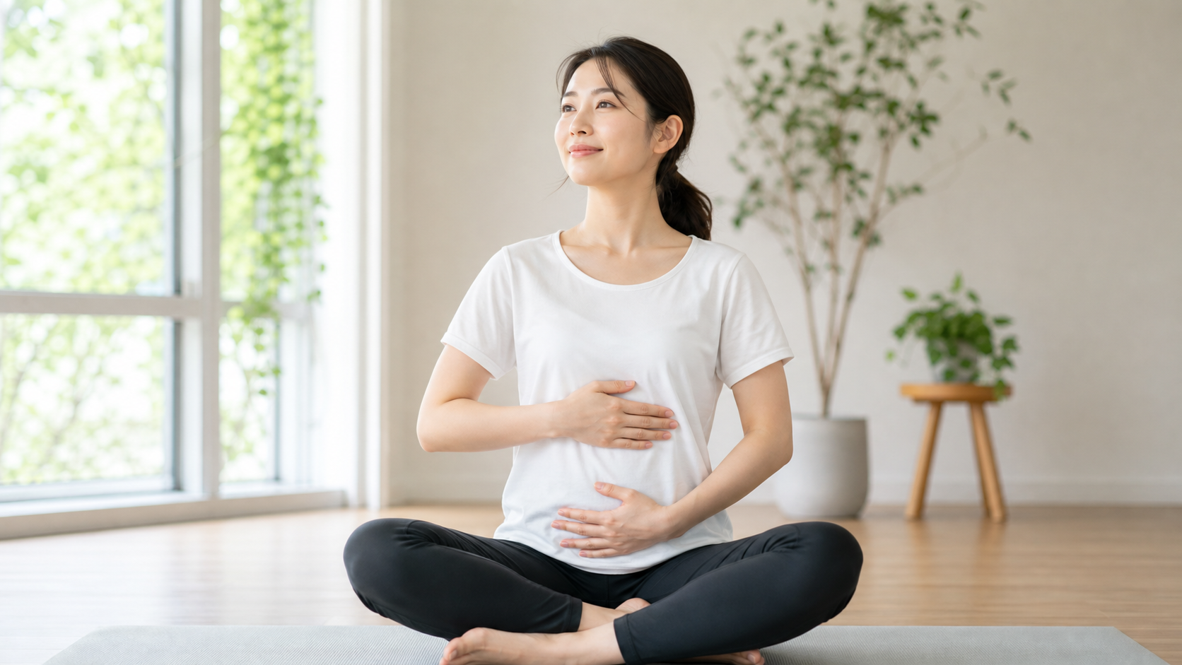 横隔膜を意識して深い呼吸を行う女性のイメージ