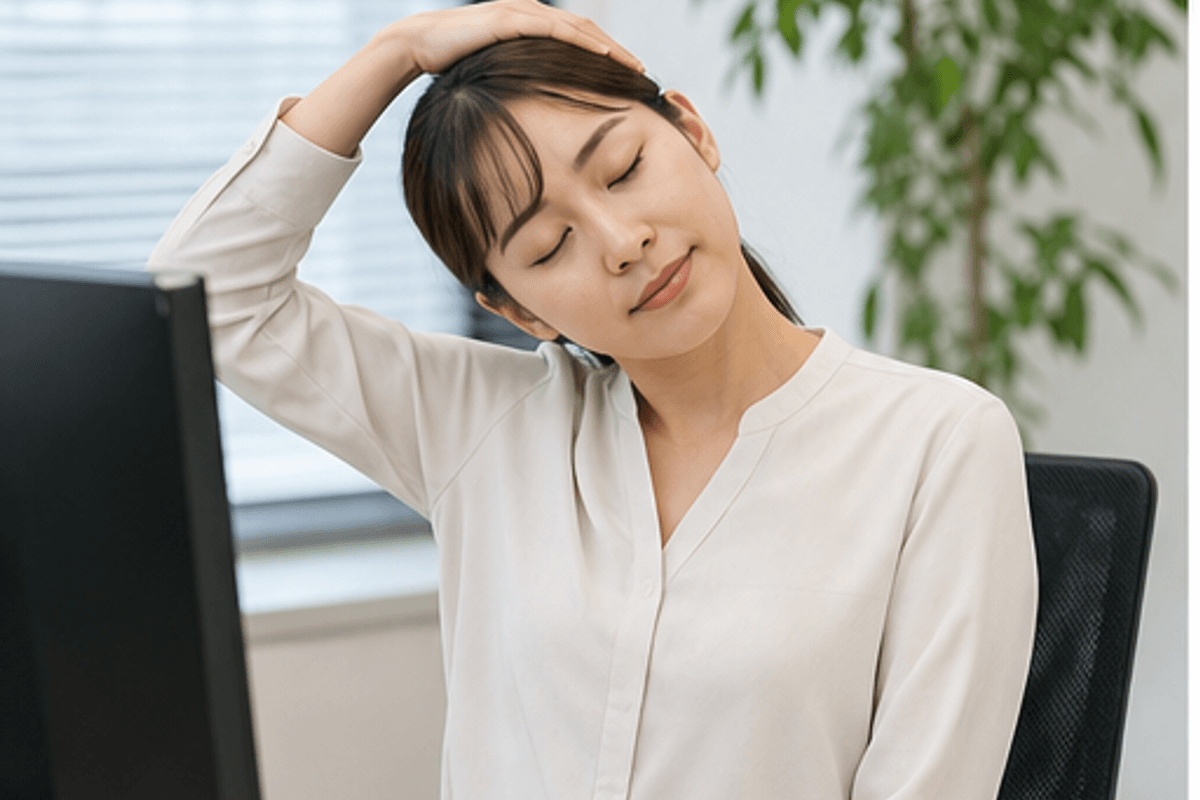 この記事の要点を図解した猫背改善は筋トレだけでは不十分の説明画像