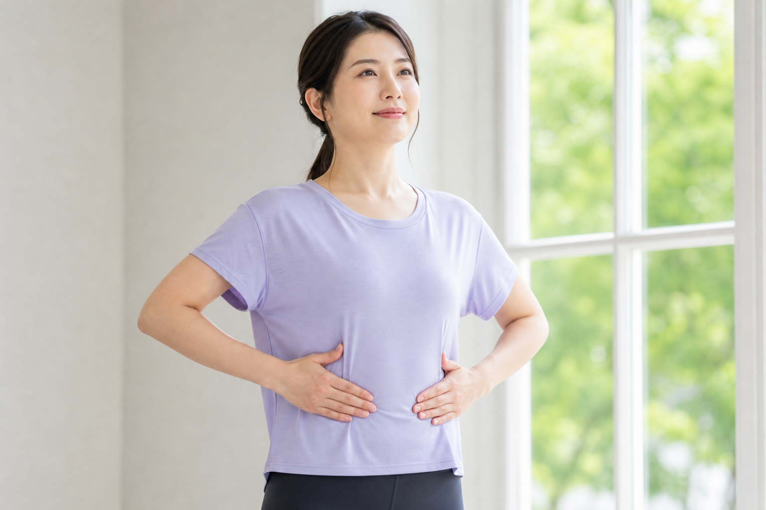 肋骨に手を添えて横隔膜の働きを意識する呼吸のイメージ