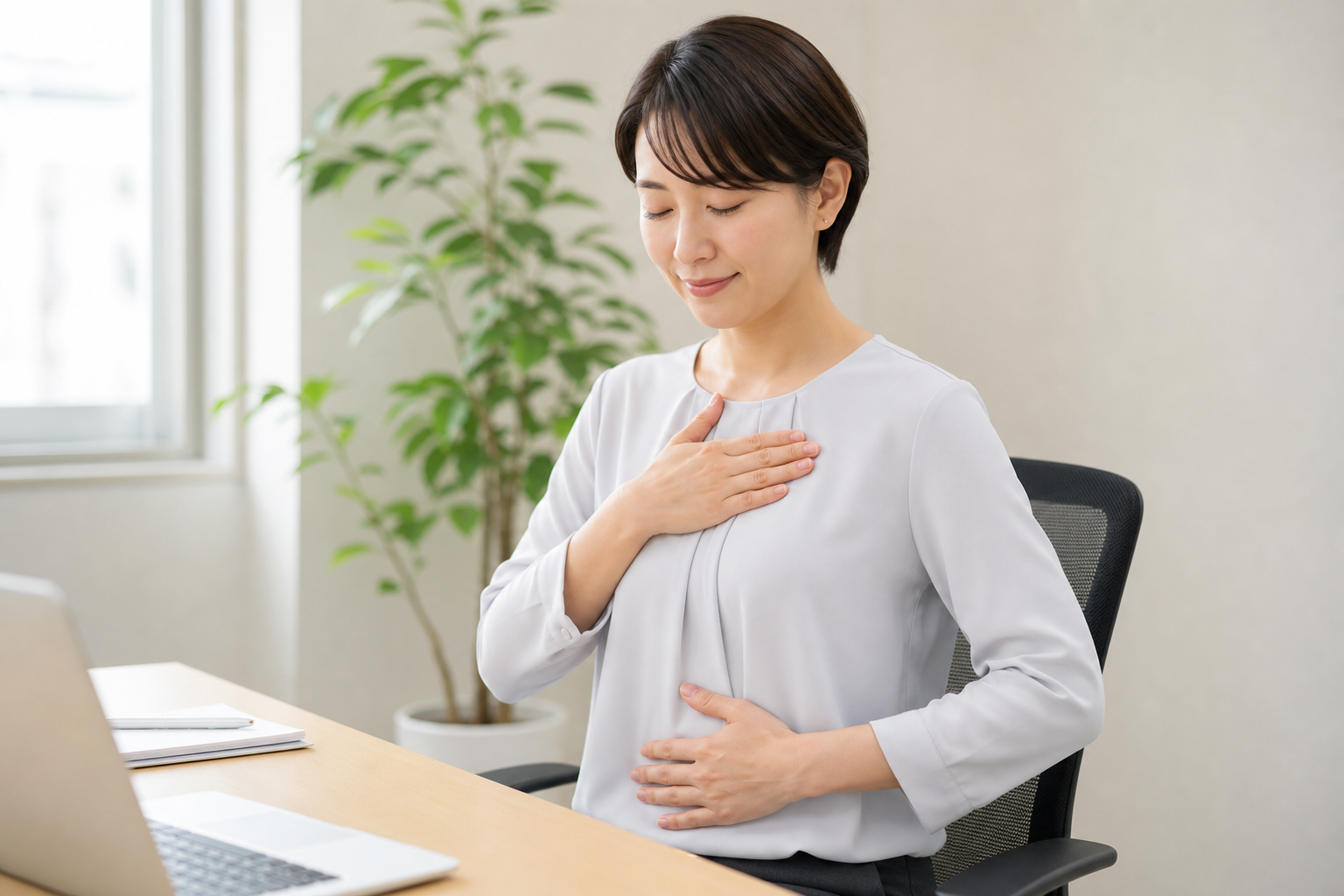 胸とお腹に手を当てて呼吸の浅さを確認するイメージ