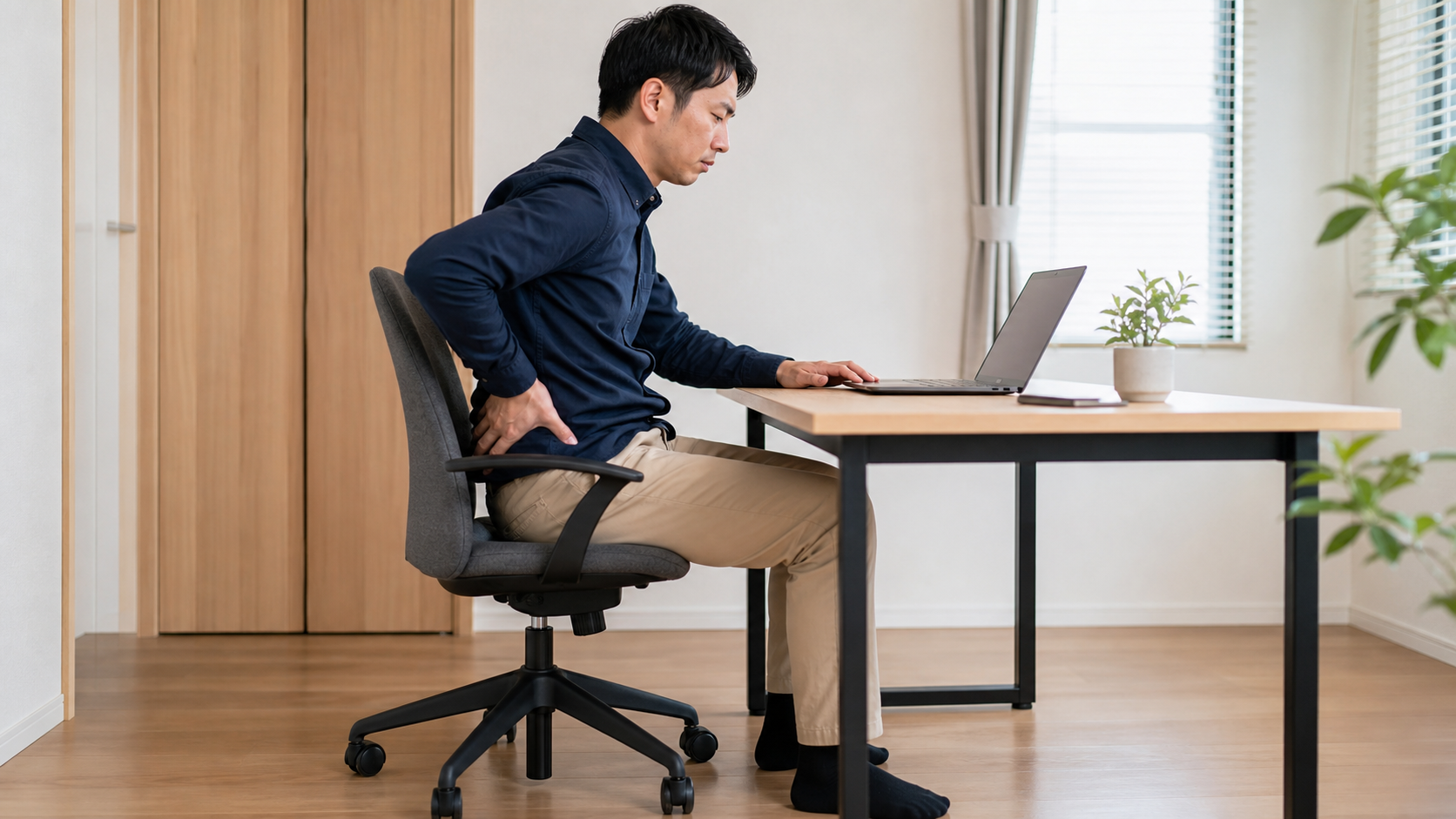 長時間座る姿勢と腸腰筋の衰えのイメージ