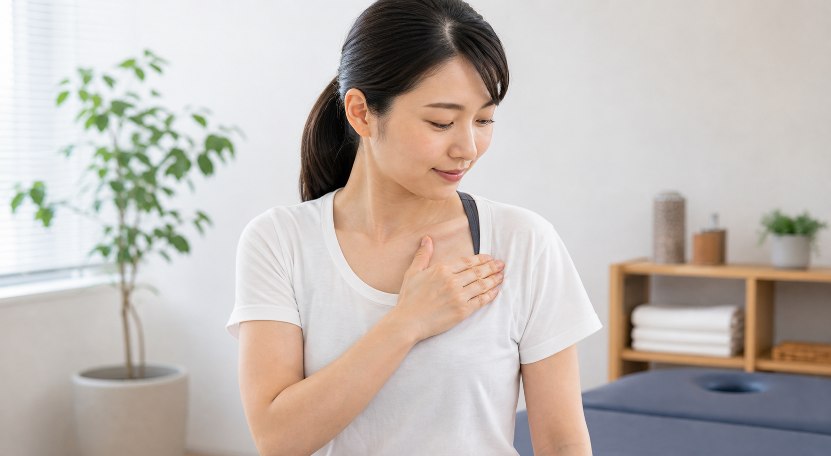 鎖骨の下の小胸筋をやさしくほぐすイメージ