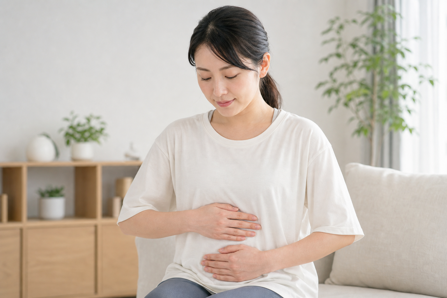 みぞおち周辺を強く押さずやさしく確認するイメージ