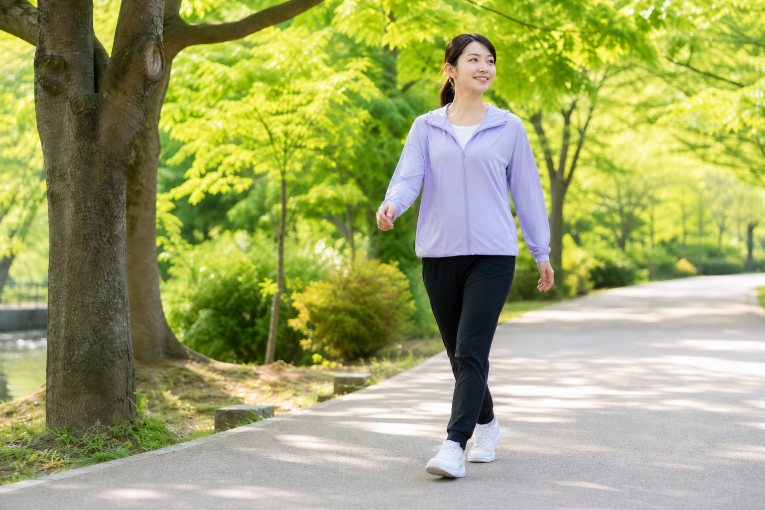 横隔膜を整えて姿勢よく歩く女性のイメージ