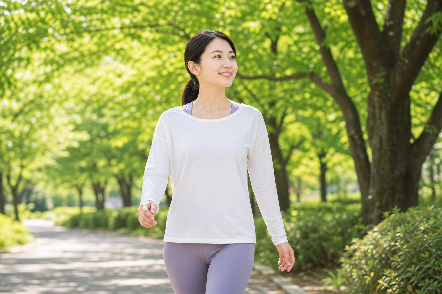 胸鎖乳突筋を整えて姿勢よく歩く女性のイメージ