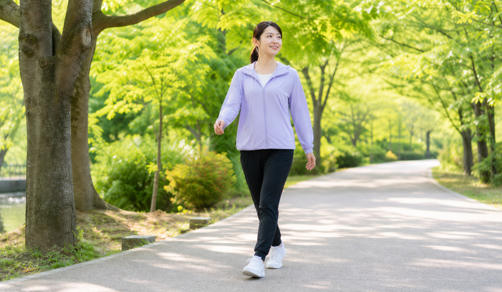 お尻を整えて姿勢よく歩く女性のイメージ