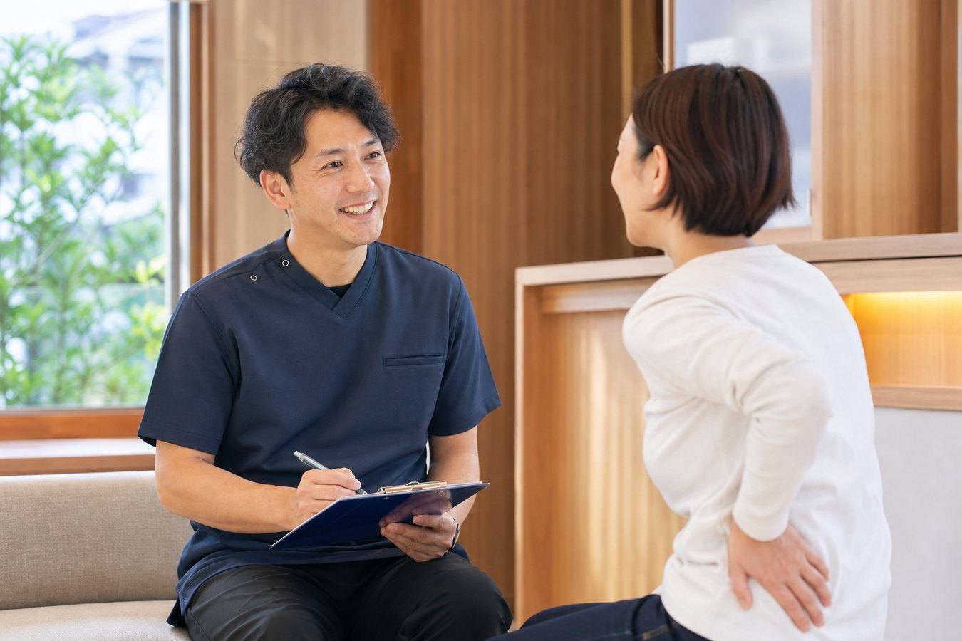 ぎっくり腰についてよくある質問を相談するイメージ