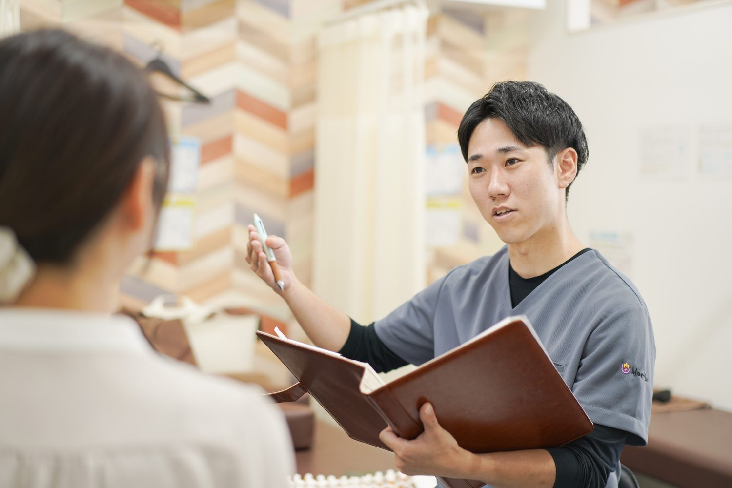 鍼治療について施術者に相談するイメージ