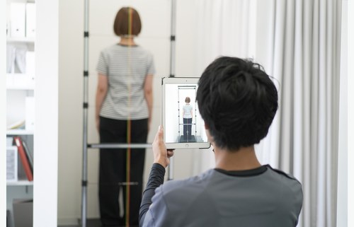 肩のラインや姿勢の違いを確認するイメージ