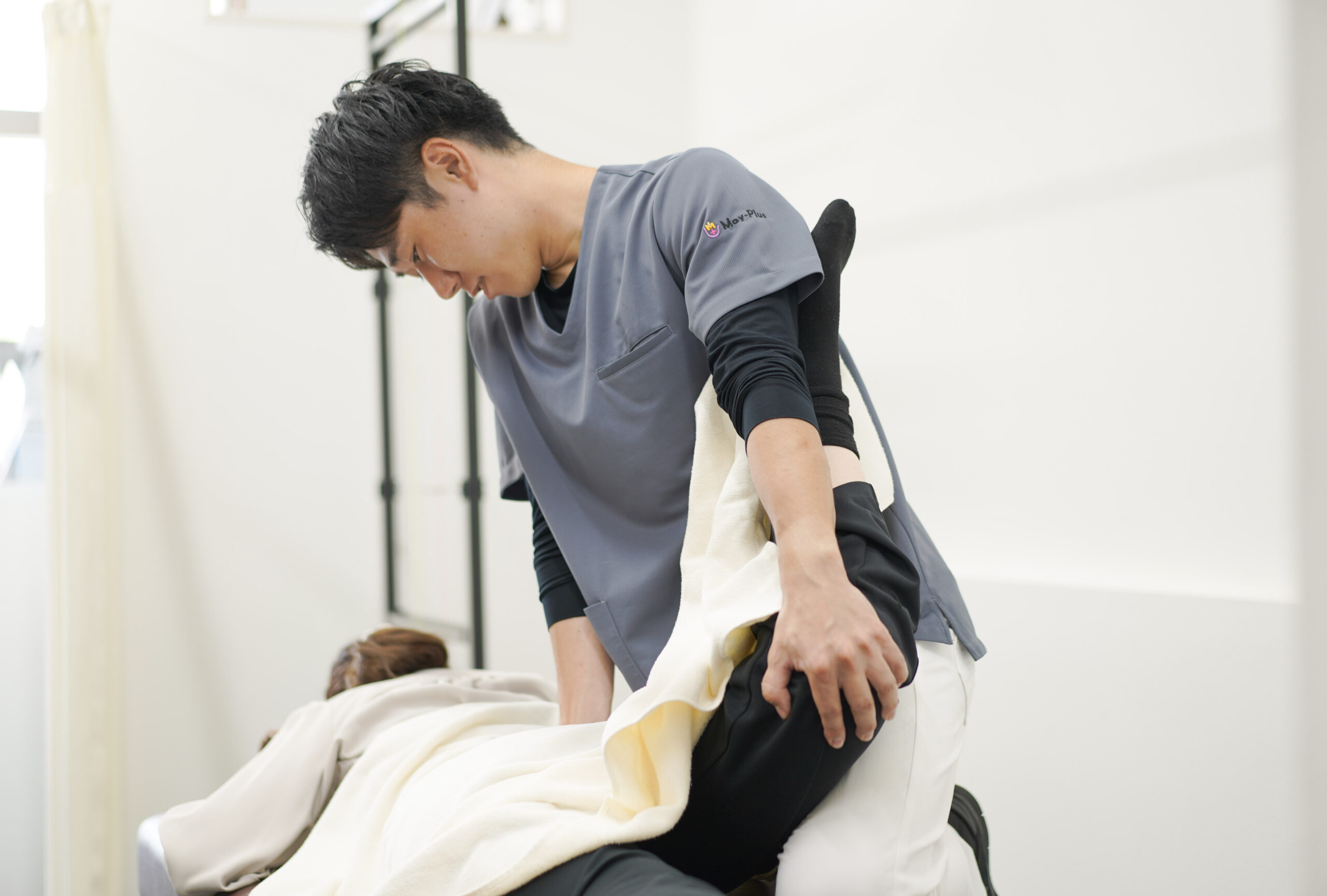 CUREPROで左腰の痛みと骨盤股関節の関係を確認する施術イメージ