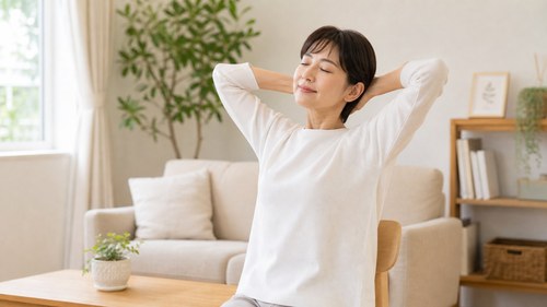 首肩をやさしく動かして温めるセルフケアイメージ