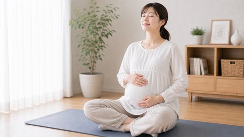 深い呼吸でリラックスする妊婦さん