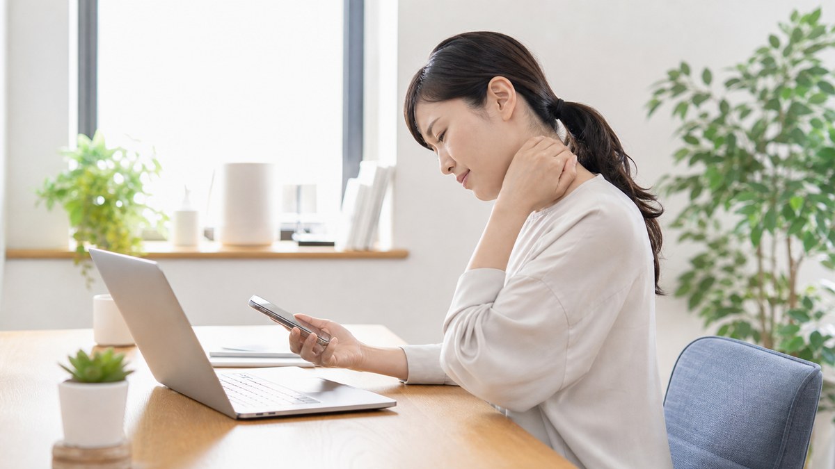 首の痛みの原因となるスマホやパソコン姿勢を確認するイメージ