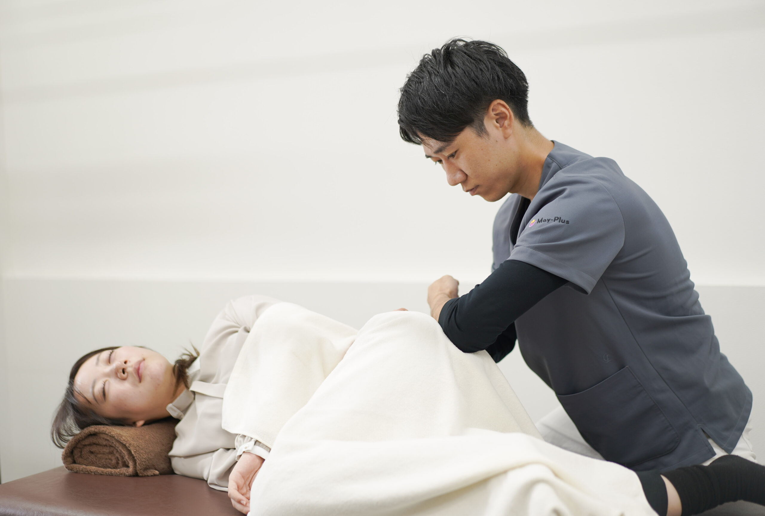 草加新田のCUREPROで腰まわりの状態を手技で確認する施術イメージ