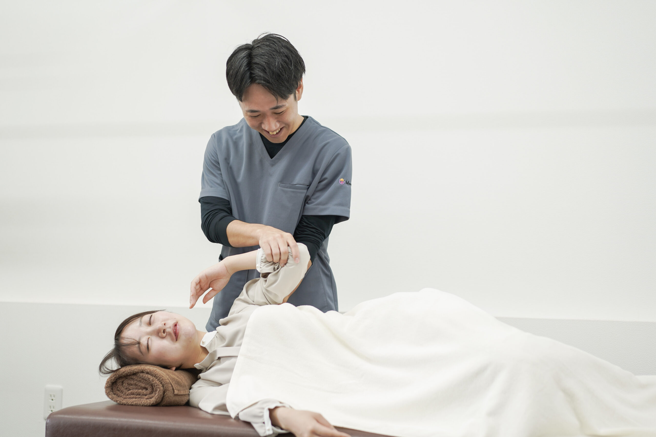 草加新田のCUREPROで産後の骨盤まわりを確認する施術イメージ