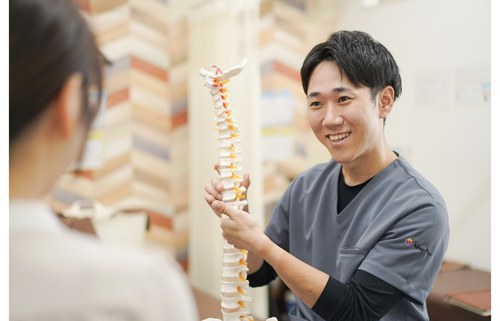 草加のCUREPROで腰椎すべり症の状態を丁寧に確認するカウンセリングイメージ