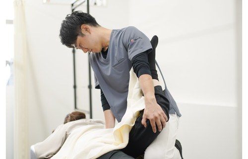 草加のCUREPROで腰椎すべり症の腰まわりを確認する施術イメージ