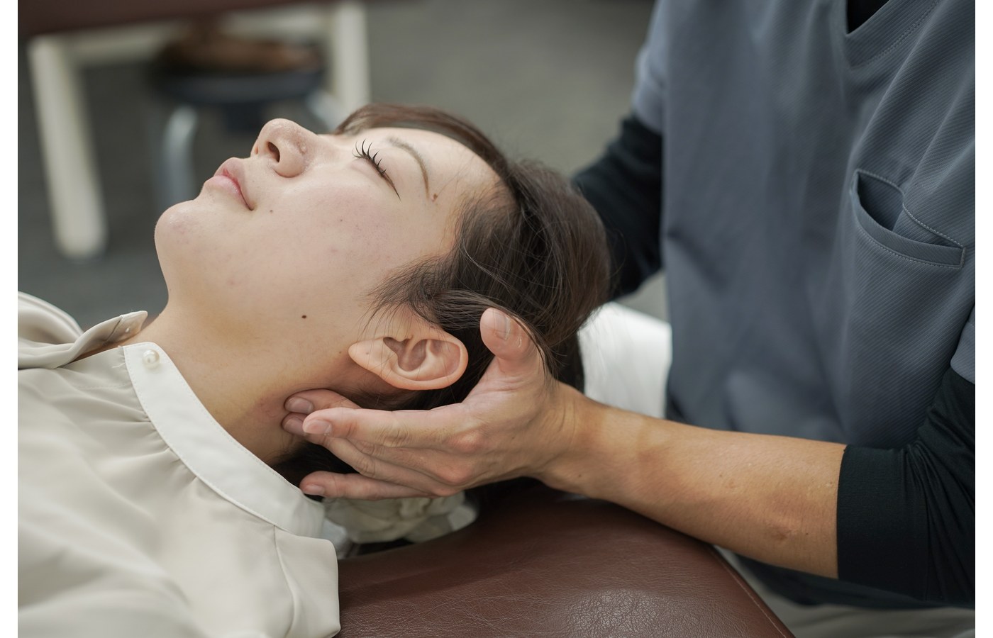 草加のCUREPROで更年期に伴う首肩や腰の緊張をやさしく整える施術イメージ