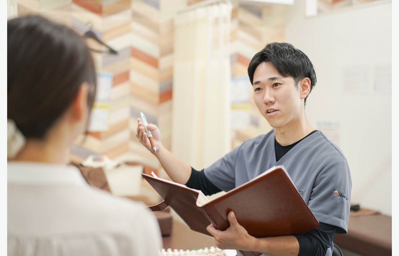 草加のCUREPROで肘の痛みを丁寧に聞き取り安全に確認するイメージ