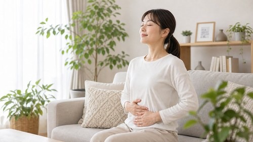 朝の光を浴びて呼吸を整える不眠セルフケアイメージ