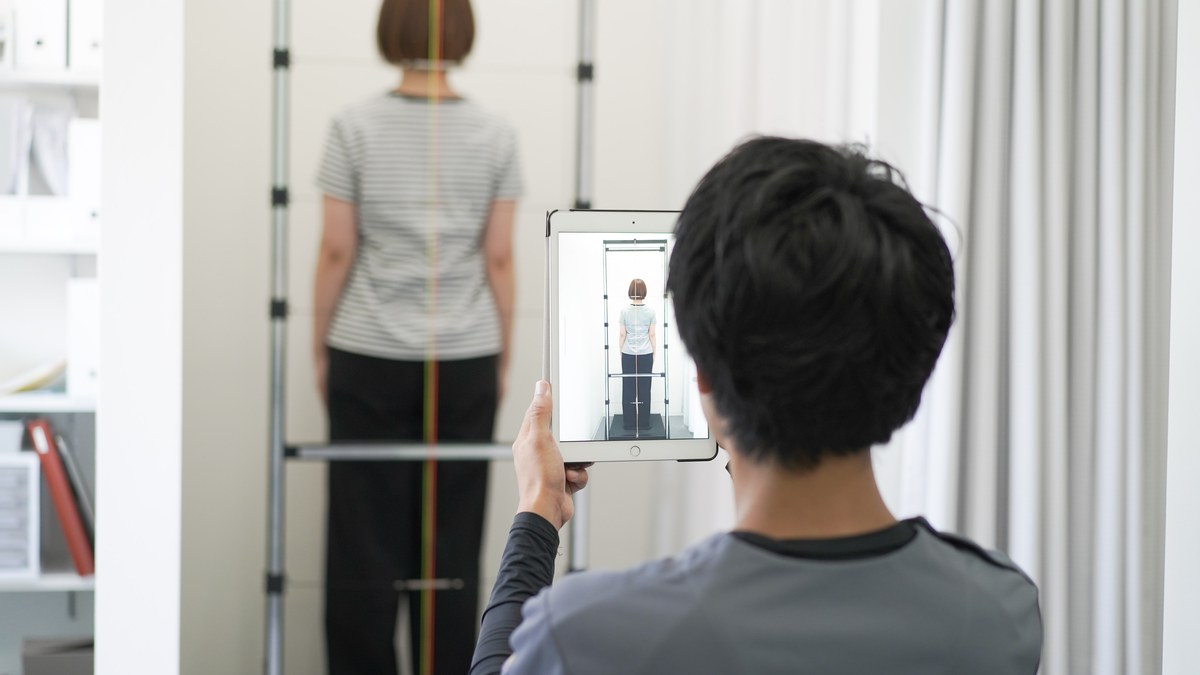 股関節だけでなく骨盤や姿勢のバランスを確認する産後ケア