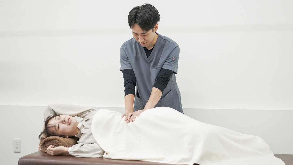 CUREPRO草加店で産後の骨盤まわりをやさしく確認する施術
