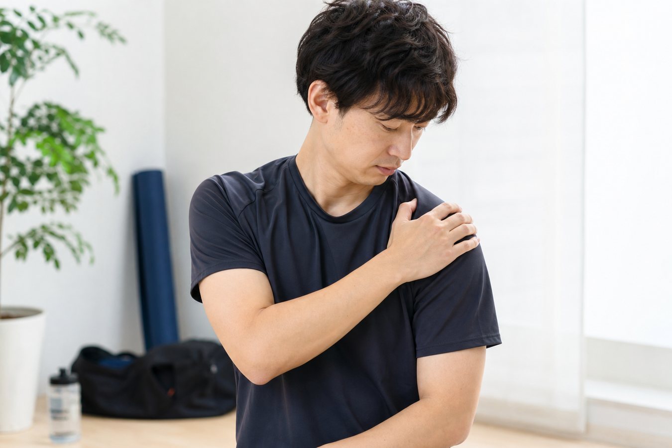 草加で腱板損傷による肩の痛みを確認するイメージ