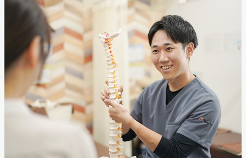 反り腰で整形外科の受診目安を丁寧に相談するカウンセリング
