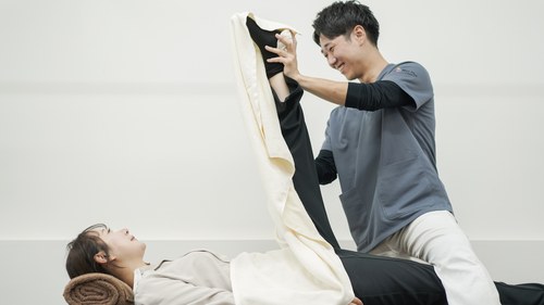 脚の可動域を確認して腰への負担を見直すイメージ