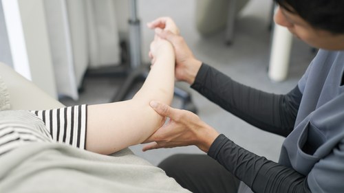 整体と手技を組み合わせてアキレス腱まわりを施術するイメージ