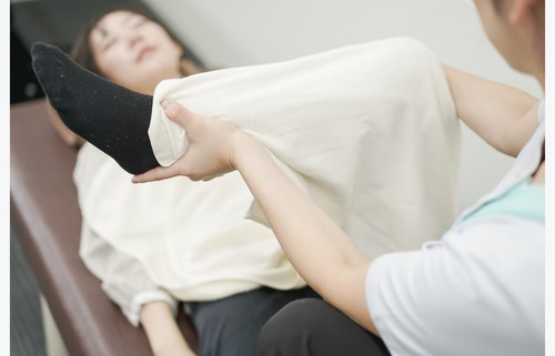 靴や足への負担が足底筋膜炎につながるイメージ